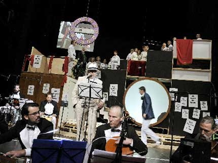 Auch der Chor der MÃ¼nchner attac-Gruppe darf Revolution spielen. Foto: Arno Declair  