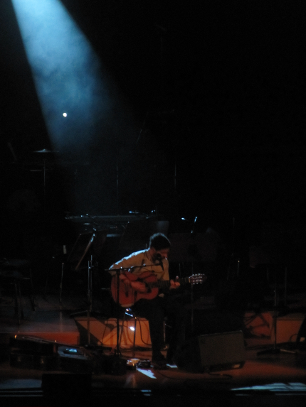 José González allein mit Gitarre José González allein mit Gitarre