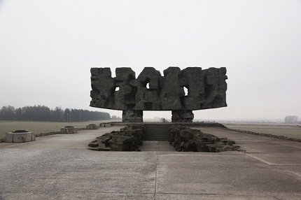 Paul_Huf_Foto_Eingang_Majdanek_Denkmal_720