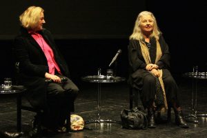 Juliane Lorenz (links) und Hanna Schygulla im Marstall