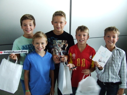 Die Workshop-Teilnehmer mit signiertem Profi-Fingerboard, coolen Stickern und DVD.