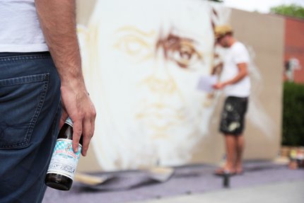 Farbe, Kindersoldat, Bier- Bei der "Farbschlacht" sollen ernste Themen im lockeren Rahmen behandelt werden. Das Publikum lässt die Live Paintings bei kühlen Drinks auf sich wirken