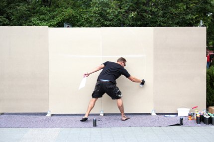 Street-Art künstler Julian Vogel erregte bereits mit seinem Projekt "World Peace Walls" internationales Aufsehen. Heute wird er ein indianisches Sprichwort mit dem Gesicht eines Kindersoldaten verknüpfen