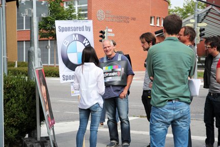 Gehört dazu zum Wahlkampf: Für einen Störsender muss Bela Bach Stellung zum Thema Parteienlobbyismus und Sponsoring nehmen