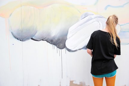 Jacklin zählt zu den aufstrebenden KünstlerInnen der Street-Art Szene. Mit ihrem Graffitipanzer lässt sie Streetart und Politik zusammen treffen und schafft Kunst, die zum Nachdenken anregt