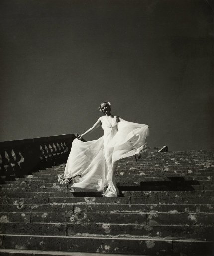 Hermann Landshoff, Das Modell cora Hemmet auf der Schlosstreppe, Versailles, 1934-38 Hermann Landshoff, Das Modell cora Hemmet auf der Schlosstreppe, Versailles, 1934-38