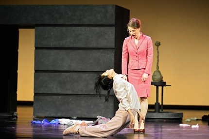 Yui Kawaguchi, Valerie Pachner // © Oliver Proske (residenztheater.de)