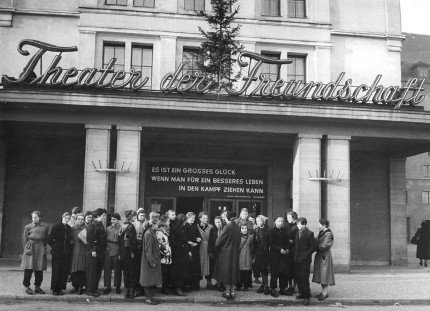 Bundesarchiv_Bild_183-35120-0005,_Berlin,_Theater_der_Freundschaft,_Eingang