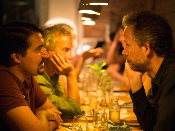 Mucbook: Rückblick auf das 1. Erzaehl-Mahl in München, zwei Männer sitzen sich gegenüber und unterhalten sich
