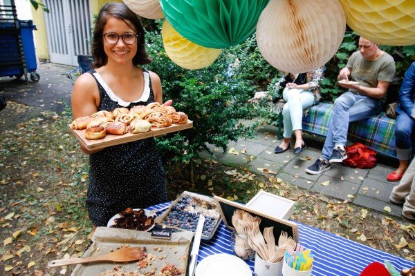 Mucbook: Rückblick Restaurant Day 16.8., Gastgeberin mit Blech mit Zimtschnecken