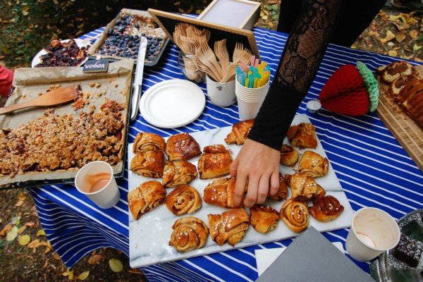 Mucbook: Rückblick Restaurant Day 16.8., Hand greift nach Zimtschnecke
