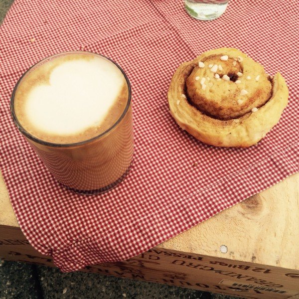 Mucbook: Rückblick Restaurant Day 16.8., Glas Kaffee mit Zimtschnecke