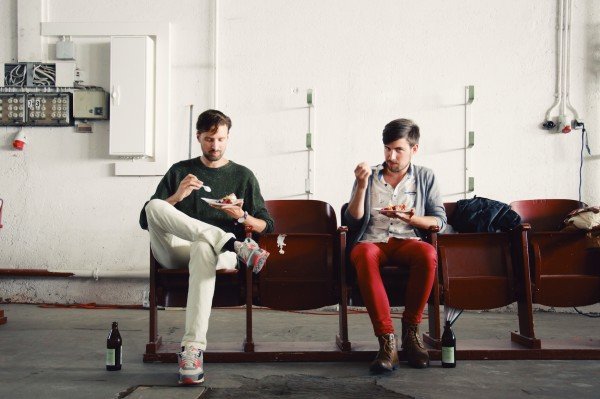 Mucbook: Rückblick Restaurant Day 16.8., zwei Jungs essen Kuchen