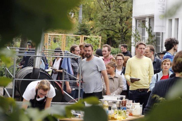 Mucbook: Rückblick Restaurant Day 16.8., Menschenschlange vor Smoker