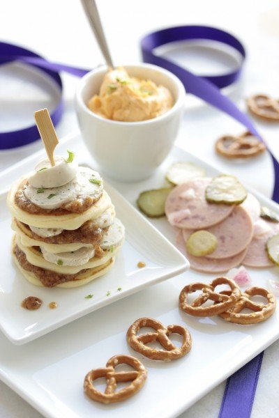 Mucbook: Pancake Stapel mit bayerischem Wurstsalat und Obazdn