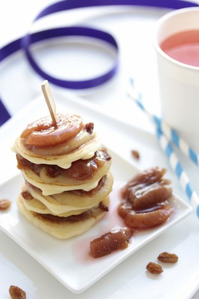 Mucbook: Stapel Pancakes mit Zwetschgenkompott