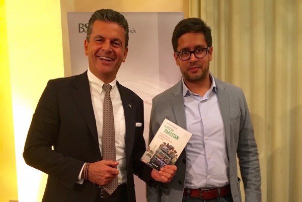 Rechts der Autor, links der Generalkonsulat der Islamischen Republik Pakistan, Dr. Pantelis Christian Poetis