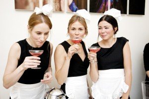RestaurantDay am 21.11. Fotocredit Kimmo Lind. Drei Mädels in Servierdresses mit Cocktails in der Hand