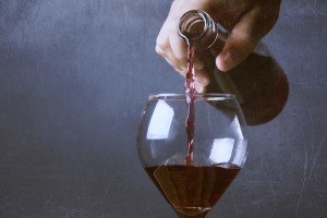 Italienische Weine im Pop Up Store Vini e Cibi am 17.12. in München verkosten. Glas Rotwein mit Flasche