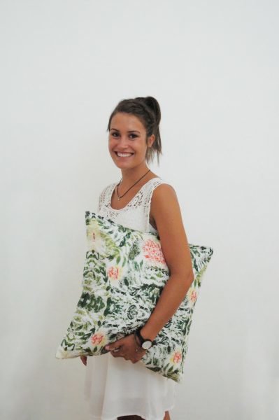 lena-maier-mit-einem-bemz-kissen-in-ihrem-stoff-artiskok