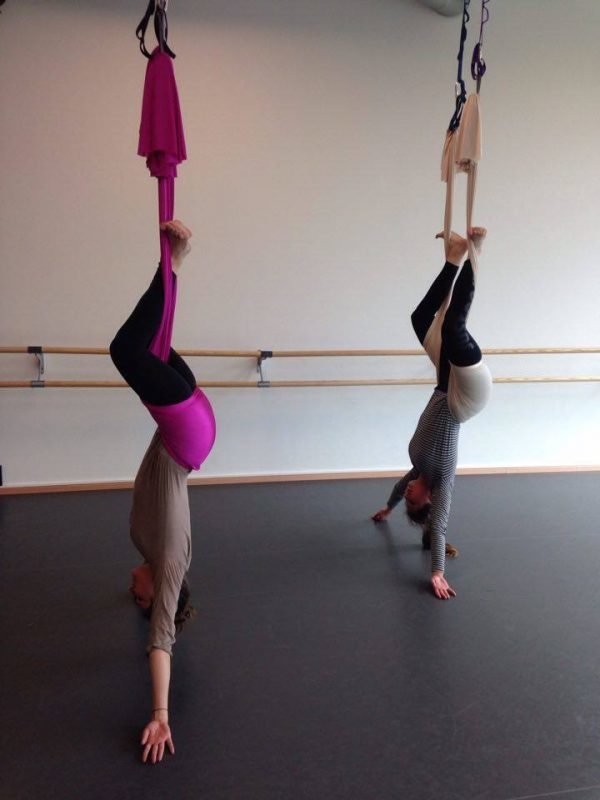 Wir hängen dann mal - MUCBOOK testet Aerial Yoga - MUCBOOK