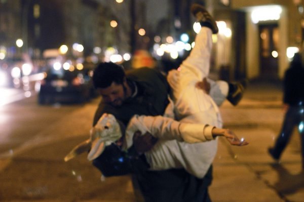 Titel: Super Night Shot. UA 5.12.03. Mit: Bastian Trost, hier der Held, wird beim Happy End von einem Passanten gekuesst u.a.. Ort: Prater der Volksbuehne. Comany: Gob Squad. Insz.: die SchauspielerInnen. Buehne: Bert Neumann und die Stadt. Copyright: David Baltzer/Zenit.