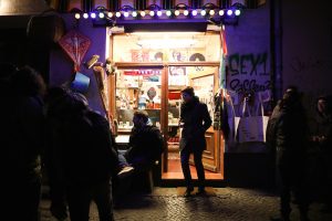 kleine laeden in der nacht muenchen