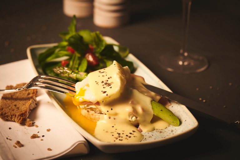 Eggs Benedict und perlenden Schaumwein im Perlwerk MUCBOOK