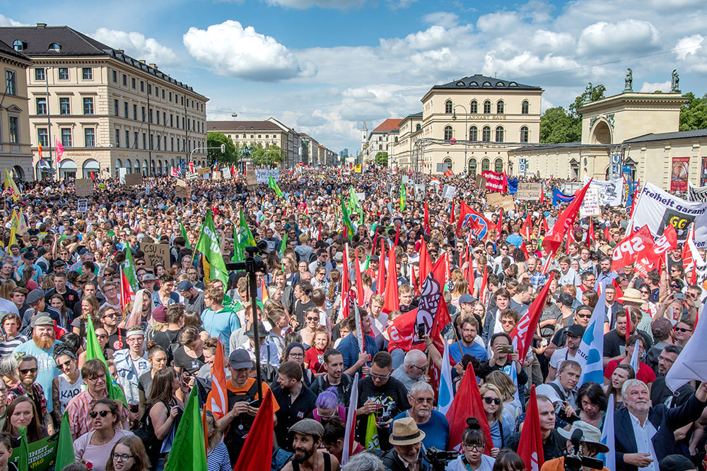 Demonstranten bei der noPAG-Demo am Odeonsplatz in München