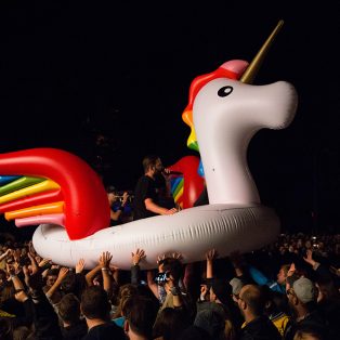 Tanzende Monster und stage-divende Einhörner auf dem Singoldsand Festival 2018