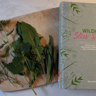 Wildkräuter auf dem Tisch:   Kochen mit Angela Schults Kochbuch SLOW & SPICY