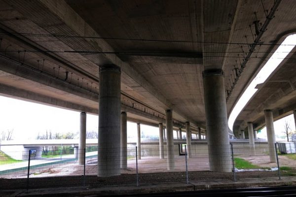 Autobahnbrücke, unter der ein Teil des Tatzelturms entstehen könnte