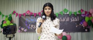 Die junge Ärztin Maryam (Mila Al Zahrani) präsentiert sich als neue Kandidatin für den Gemeinderat.