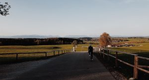 Radfahrer auf einem Fahrrad bei einer Tour im Münchner Umland