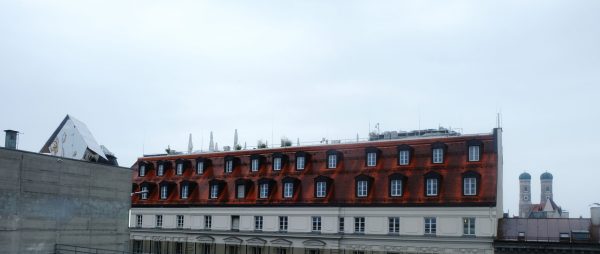 Panoramablick über den Dächern der Stadt mit Sicht auf das Penthaus à la Parasit