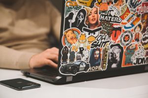 Sticker auf einem Laptop: Total im Trend