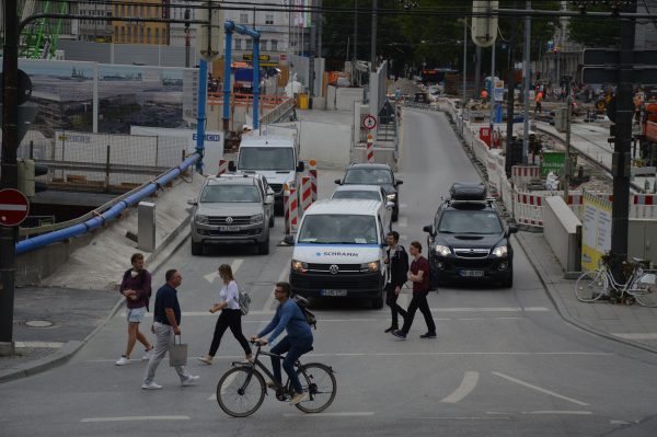 Baustellen, Fußgänger, Fahrradfahrer, Autos, E-Roller: Das ist München.