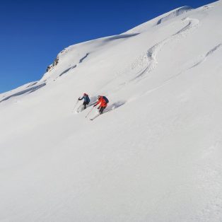 Spaß beim Wintersport in der Nachsaison