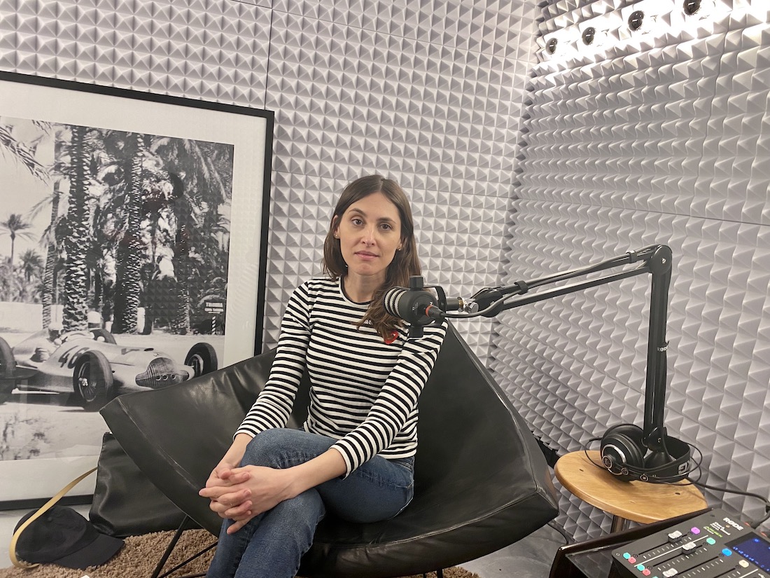 Lissie Kieser sitzt im Podcast Studio von MUNICH NEXT LEVEL