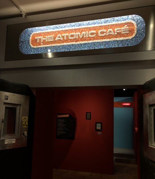 Eingang zur Ausstellung „Nachts. Clubkultur in München“ im Münchner Stadtmuseum mit originalem Schild vom Atomic Café