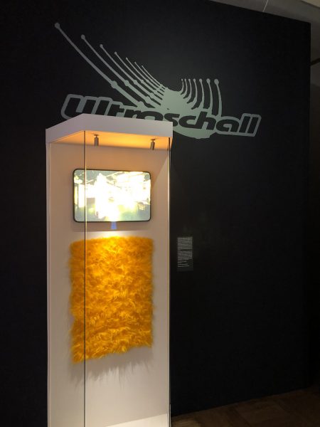 Ein Stück Original Flokati Teppich aus dem alten Techno Club Ultraschall in München. Zu sehen in der Ausstellung „Nachts. Clubkultur in München“