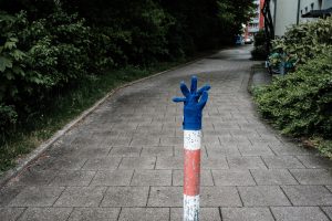 Handschuh auf einem Poller, Foto: © Martin Liebl