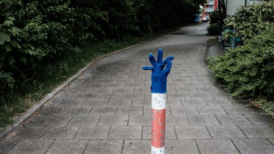 Handschuh auf einem Poller, Foto: © Martin Liebl
