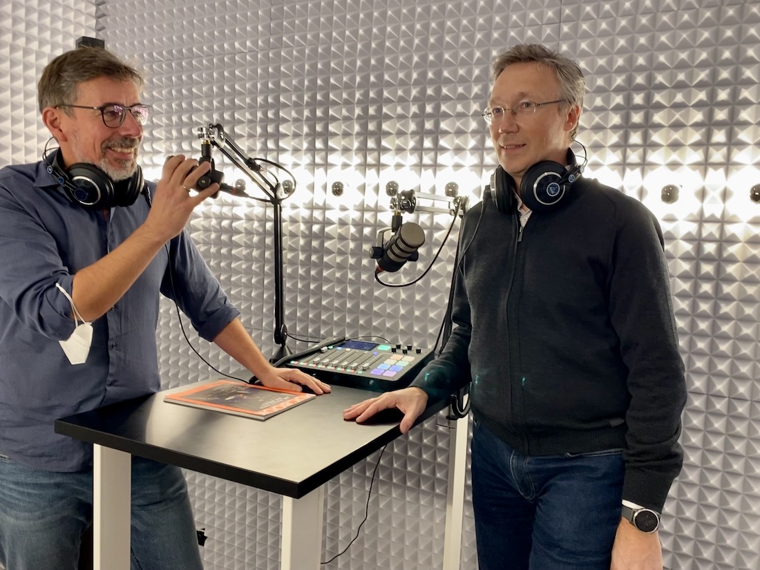 Der Münchner Mobilitätsreferent Georg Dunkel im Mucbook Podcast Studio mit Moderator Marco Eisenack