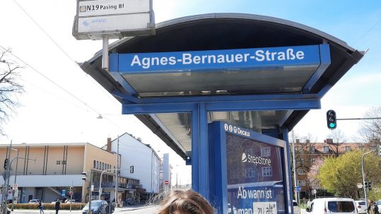 Foto mit Autorin von der Agnes-Bernauer-Straße Haltestelle