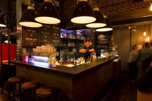 Patolli Bar von Innen – Barkeeper bei der Arbeit