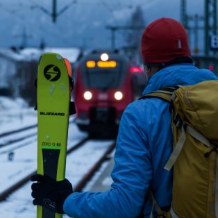 Mit Bus und Bahn in die Berge: Dieses Buch zeigt, wie man auch ohne Auto auf Skitouren geht