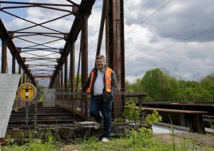 Braunauer Eisenbahnbrücke und Aktivist Benjamin David