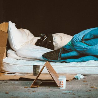 Ohne Wohnung ist der Schutz vor Hitze schwer: Wie man Obdachlose in extremem Wetter unterstützen kann