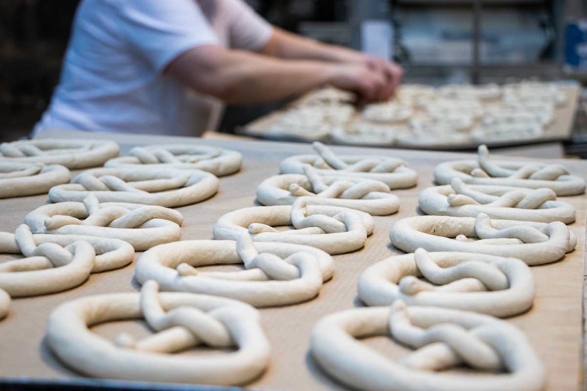 Handarbeit: täglich werden hier 6.000 Brezn geflochten / Foto: Rischart
